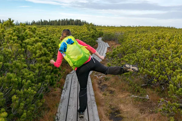 Senderista bailando en pasarela de madera simplemente disfrutando de la naturaleza . — Foto de Stock