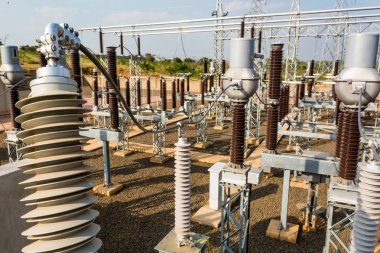 Yüksek gerilim trafo modern trafo merkezi elektrik şalt.