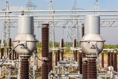 Yüksek gerilim trafo modern trafo merkezi elektrik şalt.
