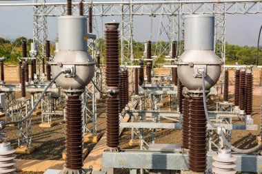 Yüksek gerilim trafo modern trafo merkezi elektrik şalt.