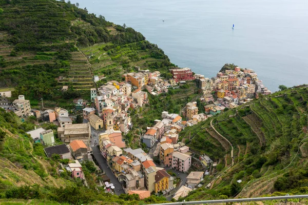 Città portuale tradizionale con colorata architettura mediterranea . — Foto Stock