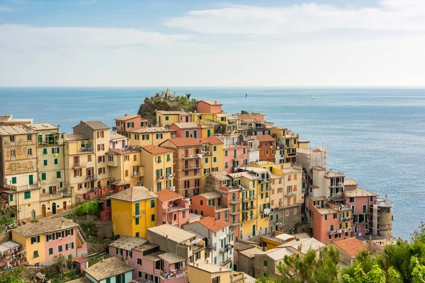 Città portuale tradizionale con colorata architettura mediterranea . — Foto Stock