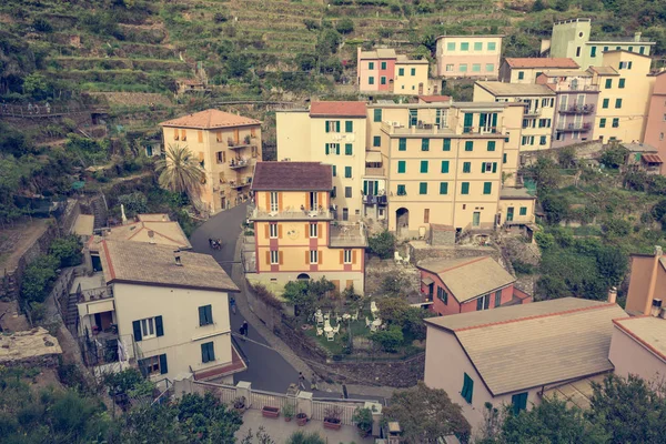 Città portuale tradizionale con colorata architettura mediterranea . — Foto Stock