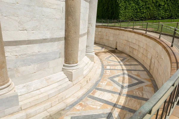 Marble foundations of the Leaning tower in Pisa. — Stock Photo, Image