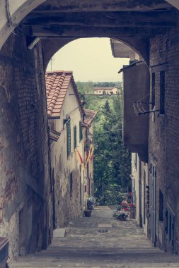 Bir ortaçağ Vadisi önde gelen taş kemer.