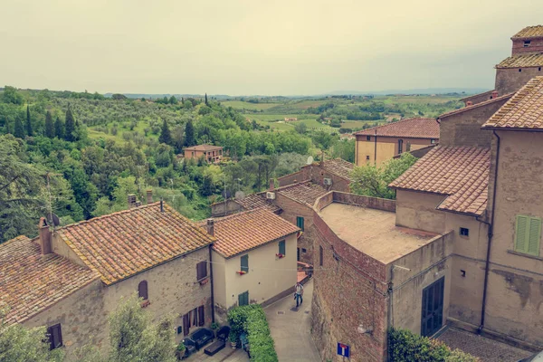 Вид с крыши на сельскую местность Тускани с традиционной архитектурой и природой . — стоковое фото