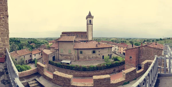 Upeat panoraamanäkymät kirkolle kohoamassa keskiaikaisen kaupungin yläpuolelle . — kuvapankkivalokuva