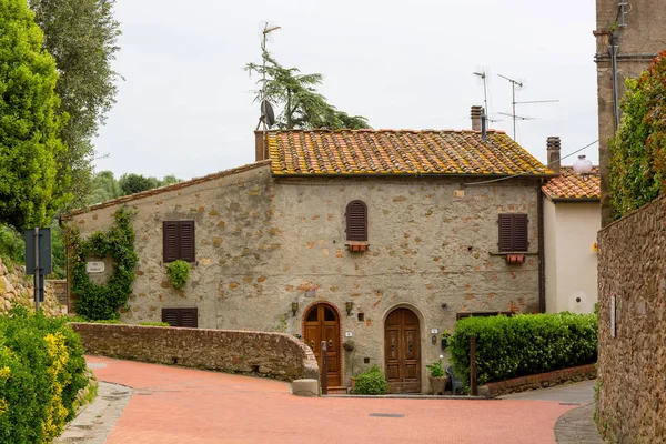 Città toscana con architettura tradizionale medievale . — Foto Stock