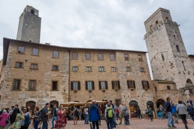 San Gimignano, İtalya - 3 Mayıs: taşlı şehir San Gimignano ve onun birçok kuleleri, San Gimignano, İtalya 3 Mayıs 2018 üzerinde keşfetmek turist
