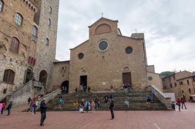 San Gimignano, İtalya - 3 Mayıs: taşlı şehir San Gimignano ve onun birçok kuleleri, San Gimignano, İtalya 3 Mayıs 2018 üzerinde keşfetmek turist