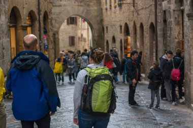 San Gimignano, İtalya - 3 Mayıs: taşlı şehir San Gimignano ve onun birçok kuleleri, San Gimignano, İtalya 3 Mayıs 2018 üzerinde keşfetmek turist