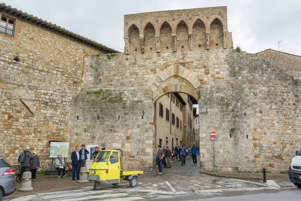 San Gimignano - 3 maggio: i turisti alla scoperta della città di San Gimignano e delle sue numerose torri, il 3 maggio 2018 a San Gimignano — Foto Stock