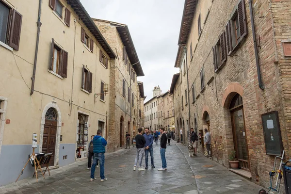 San Gimignano - 3 maggio: i turisti alla scoperta della città di San Gimignano e delle sue numerose torri, il 3 maggio 2018 a San Gimignano — Foto Stock