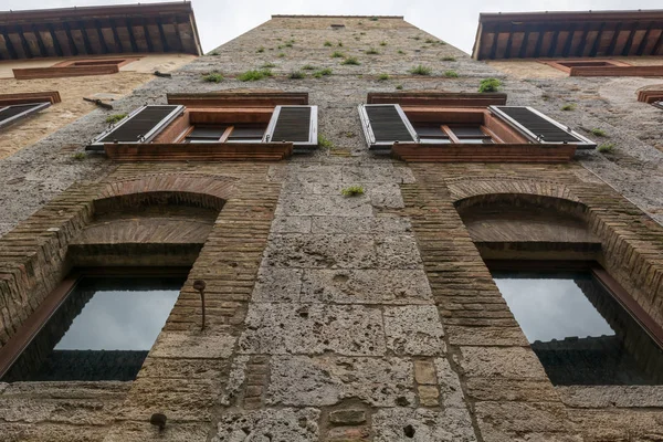 Spettacolare facciata in pietra di un edificio medievale . — Foto Stock