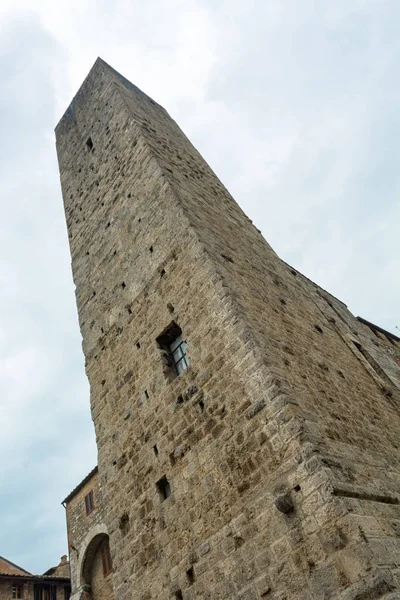 Spettacolare torre in pietra costruita sopra la città medievale . — Foto Stock