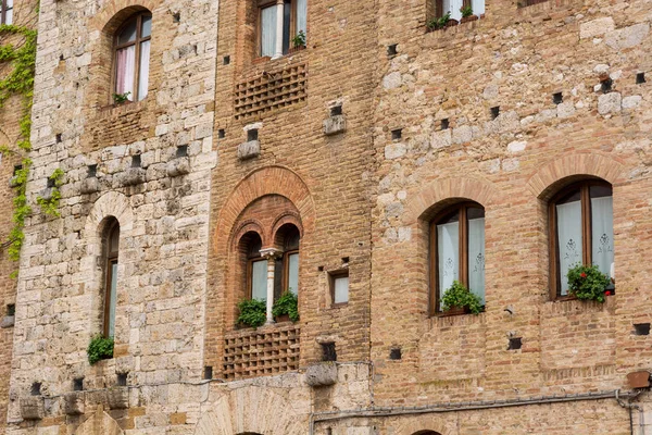 Spettacolare facciata in pietra di un edificio medievale . — Foto Stock