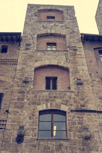 Зрелищный каменный фасад средневекового здания . — стоковое фото