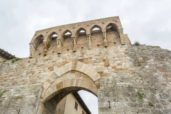 Старинная каменная арка городских ворот с видом с земли . — стоковое фото