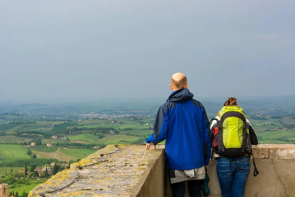 Paire de touristes profitant de la vue depuis un mur de pierre . — Photo