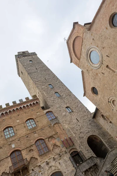 Зрелищная каменная башня, возвышающаяся над средневековым городом . — стоковое фото