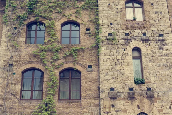 Зрелищный каменный фасад средневекового здания . — стоковое фото