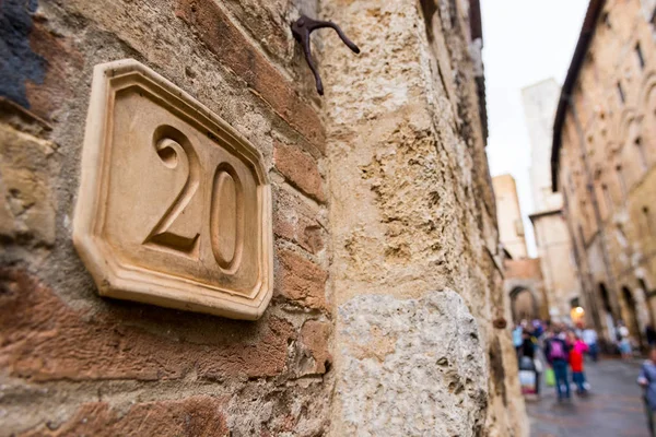 Numero civico inciso in tavoletta di argilla sulla facciata . — Foto Stock