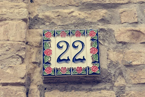 Casa número escrito em placa de cerâmica e colocado no edifício . — Fotografia de Stock