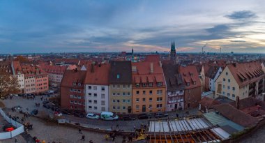 Gün batımında eski Alman şehrinin muhteşem cityscape.