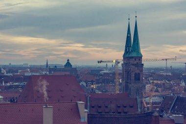 Gün batımında eski Alman şehrinin muhteşem cityscape.