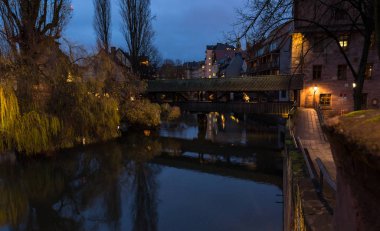 Ortaçağ köprü bir nehir geçiş gece görünümü.