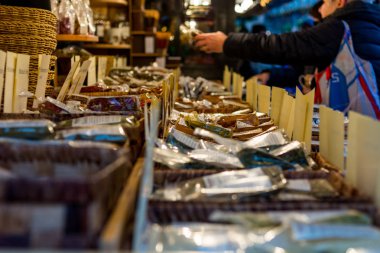 Bitkisel çaylar yetişir Organicaly açık pazarda satılan.