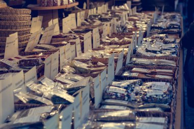 Bitkisel çaylar yetişir Organicaly açık pazarda satılan.