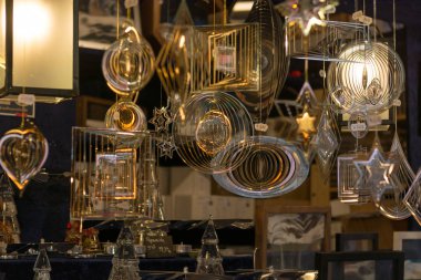 Çekici ve güzel hazırlanmış metalik cep telefonlarına açık pazarda satılan.