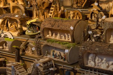 Güzel ahşap rakamlar ve açık pazarda satılan oyma.