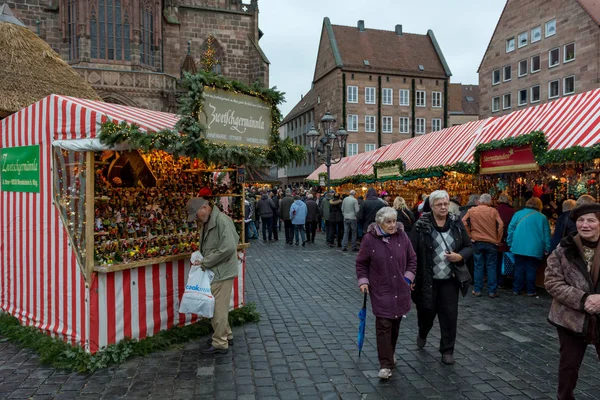 Nuremberg, Alemanha - 6 de dezembro: Pessoas fazendo compras de Natal no mercado tradicional de Natal, em 6 de dezembro de 2018 em Nuremberg, Alemanha — Fotografia de Stock