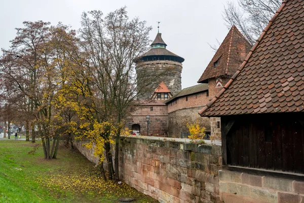 Старая городская стена с часовыми башнями, окружающими средневековый город . — стоковое фото