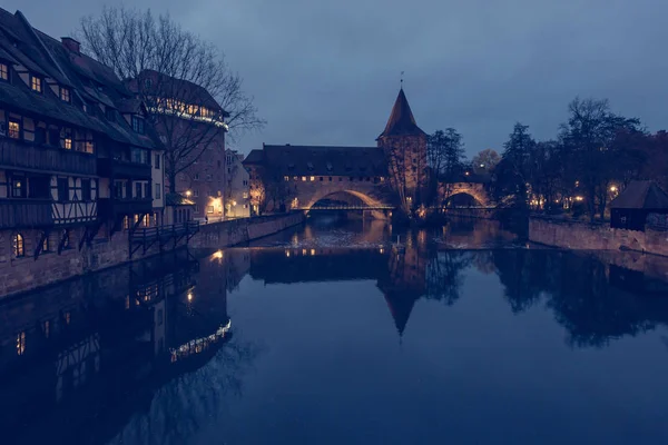 Nachtansicht der mittelalterlichen Brücke über einen Fluss. — Stockfoto