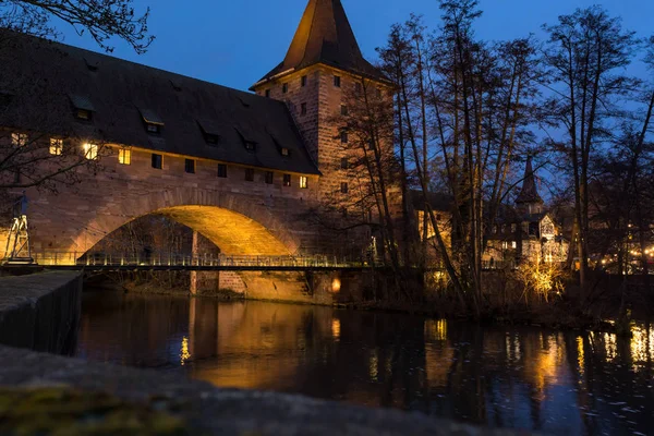 Ночной вид на средневековый мост через реку . — стоковое фото