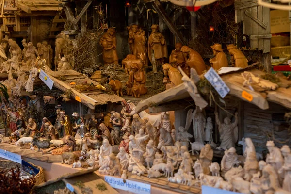 Hermosas figuras de madera y talla vendidas en el mercado al aire libre . — Foto de Stock
