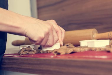 Lezzetli kurabiyeler şekillendirme eller yakın çekim.