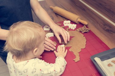 Annesi kızının kurabiye pişirmeye öğreterek.