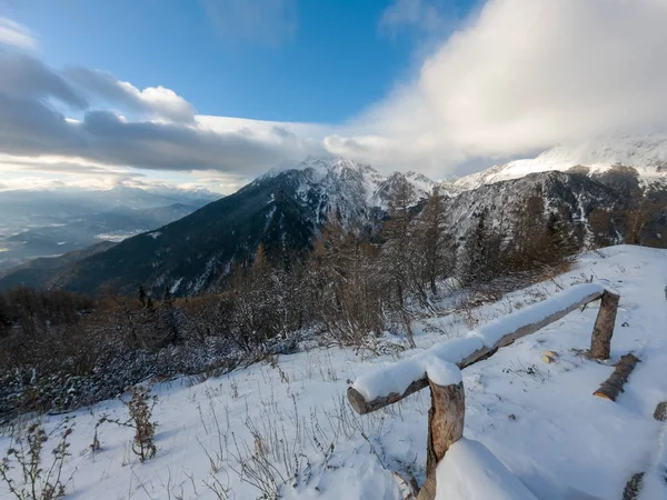 Vinterlandskap med första snön fallit nymalen bara täcker scenen. — Stockfoto