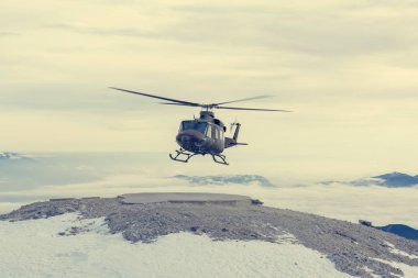 Dağ kurtarma alması için helikopter iniş yaralı.
