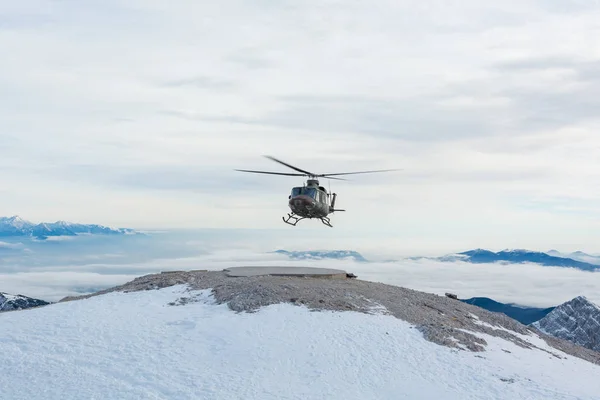 Mountain rescue helikoptera lądowania odebrać rannych. — Zdjęcie stockowe
