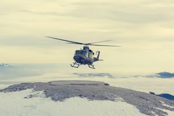 Helicóptero de resgate de montanha aterrissando para pegar feridos . — Fotografia de Stock