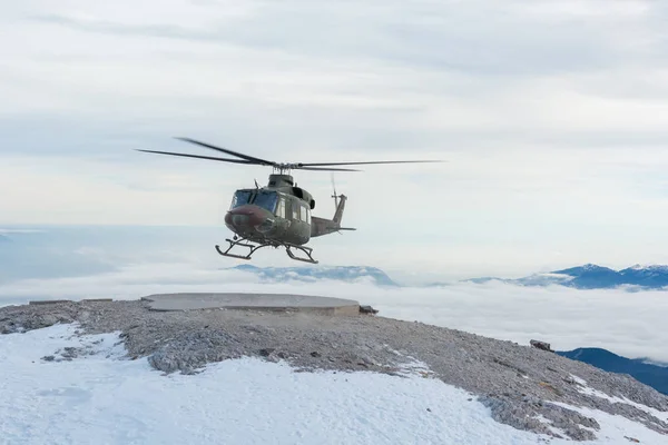 Helicóptero de rescate de montaña aterrizando para recoger heridos . — Foto de Stock