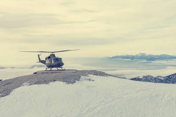 Atterrissage d'un hélicoptère de sauvetage en montagne pour ramasser des blessés . — Photo