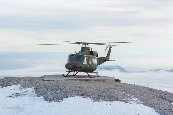 Atterrissage d'un hélicoptère de sauvetage en montagne pour ramasser des blessés . — Photo