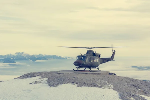 山区救援直升机降落接送伤员. — 图库照片
