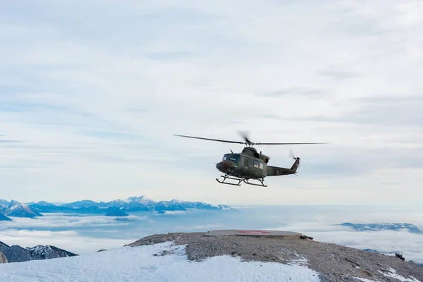 Mountain rescue helikoptera lądowania odebrać rannych. — Zdjęcie stockowe